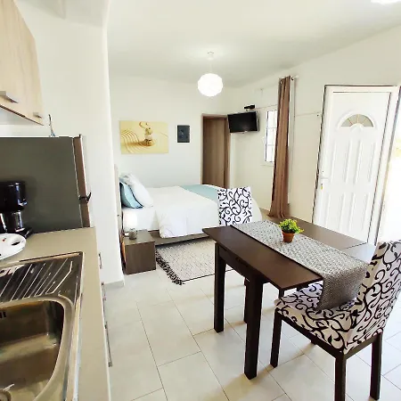 Apartment Avalon Cosy Kiku Studio For 2 With Shared Swimming Pool *